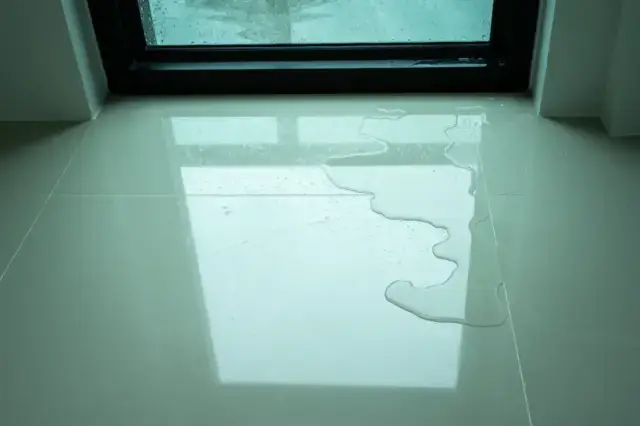 「水漏れ」と「雨漏り」は違う！エアコンからの水滴の見分け方