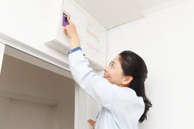 ブレーカーが頻繁に落ちる原因は？漏電以外の可能性もチェック