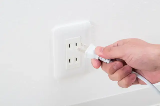 焦げたコンセントに気づいた時の安全を確保する応急処置