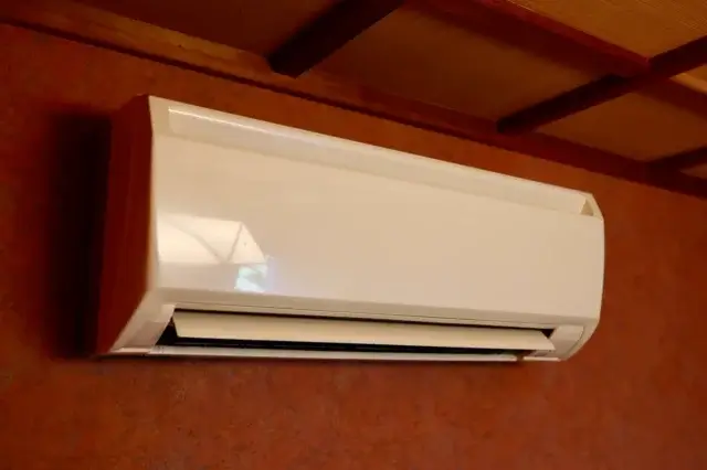 エアコン本体と電気工事はどちらを先に進めればいい?
