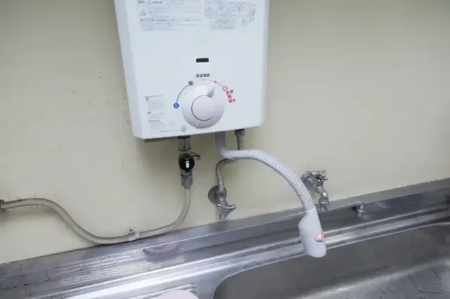 「給湯器周りがガス臭い！」最初の3分で何をすればいい？