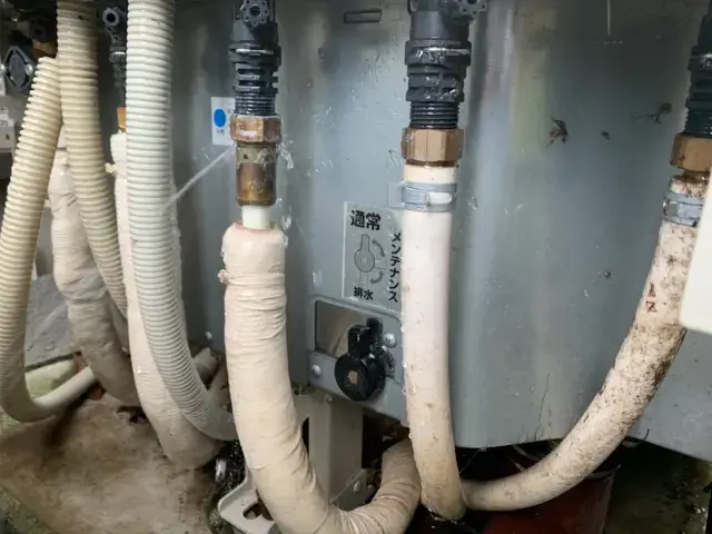 給湯器の水漏れは放置NG！原因と応急処置3ステップ、修理費用をわかりやすく解説