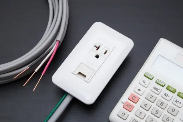 コンセントの火花・異常を電気工事業者に依頼するときの判断基準と費用目安
