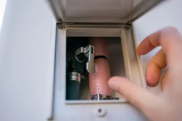 【緊急】給湯器が水漏れ！最初の5分でやるべき応急処置3ステップ