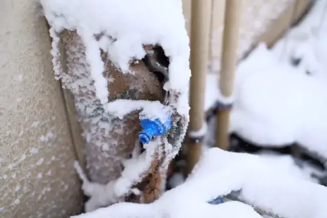 なぜ給湯器は凍結するの？凍結防止策は？
